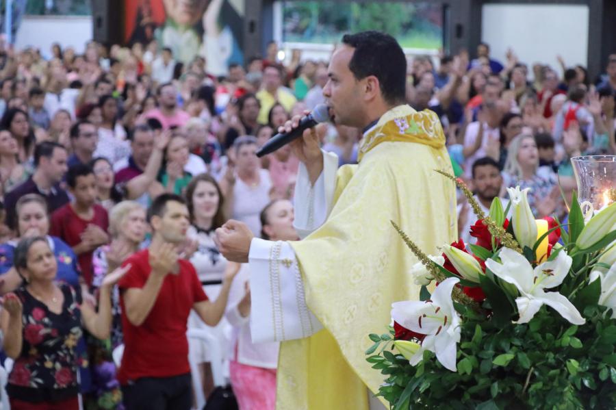Padre Marcos Rogério emplaca o seu segundo livro na lista dos mais vendidos. Foram três mil cópias vendidas na semana de estreia | © Divulgação Padre Marcos Rogério emplaca o seu segundo livro na lista dos mais vendidos. Foram três mil cópias vendidas na semana de estreia | © Divulgação