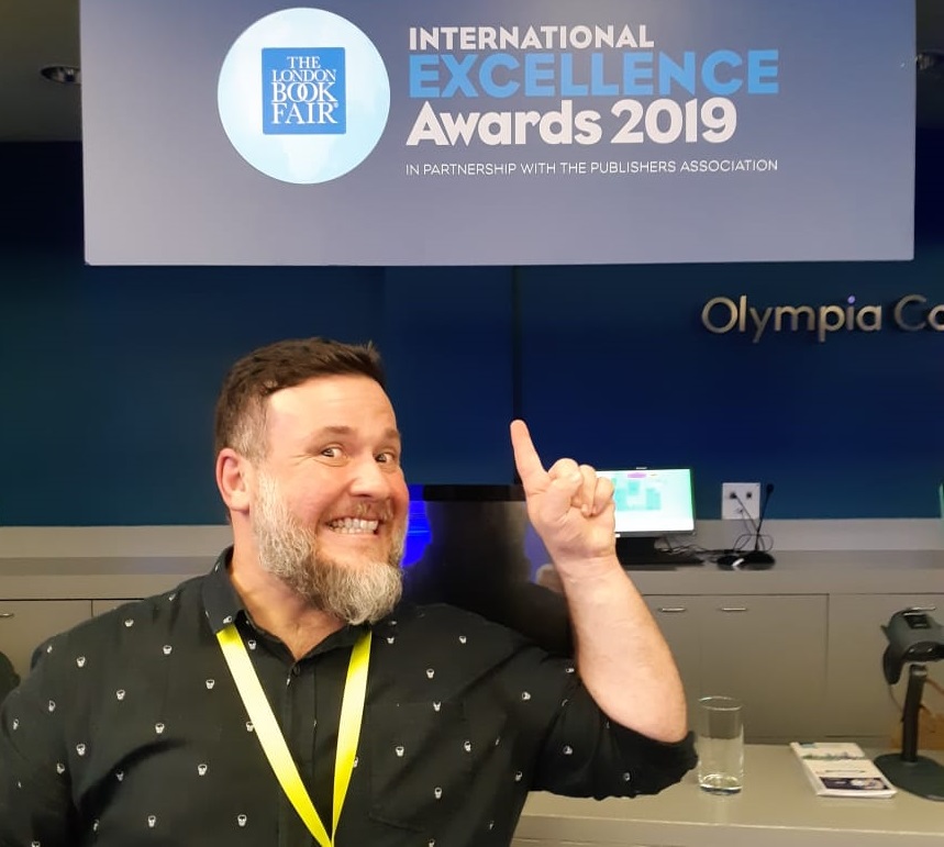 Chegando para a cerimônia do International Excellence Awards... nervoso? Nada... Chegando para a cerimônia do International Excellence Awards... nervoso? Nada...