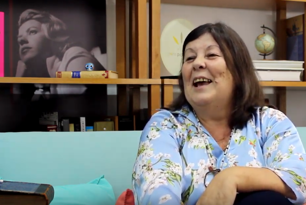 Cida Saldanha antes de cair na gargalhada:
