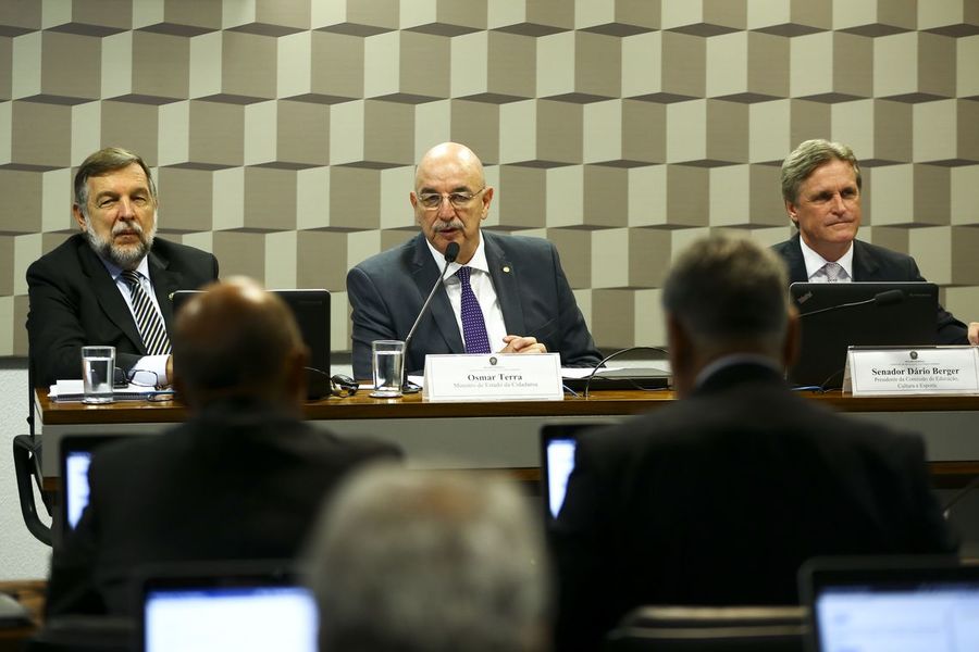 Ministro Osmar Terra, no centro da foto, durante a audiência pública na Comissão de Educação, Cultura e Esportes | © Marcelo Camargo / Agência Brasil