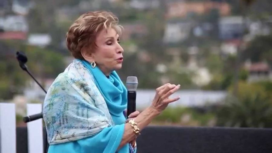 Hoje, aos 92 anos, Edith Eva Eger dedica a sua vida a tratar veteranos de guerra e vítimas de trauma físico e emocional | © Divulgação Hoje, aos 92 anos, Edith Eva Eger dedica a sua vida a tratar veteranos de guerra e vítimas de trauma físico e emocional | © Divulgação