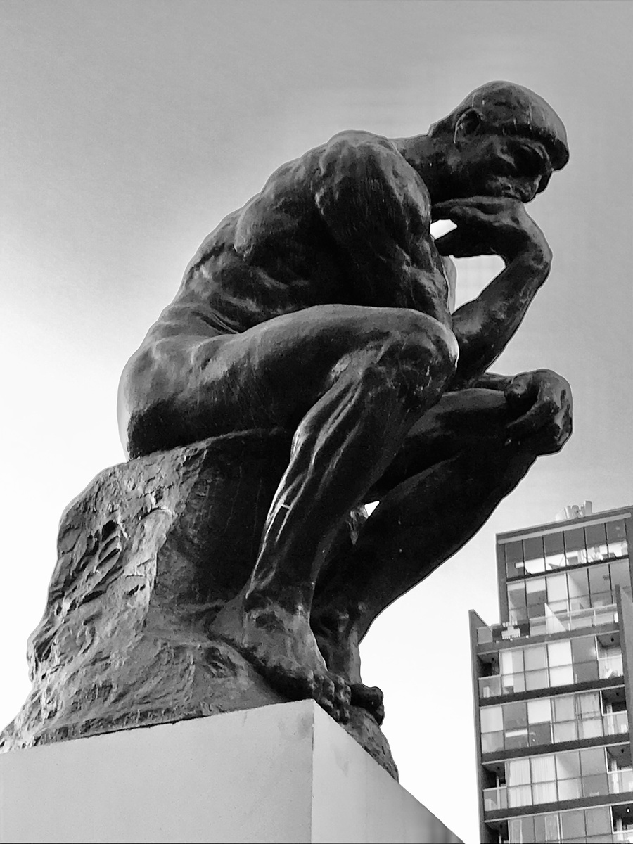 Réplica de 'O pensador', de Rodin, disposta na frente do hotel onde se hospedou a delegação brasileira na Feira do Livro de Buenos Aires | © Sérgio Alves