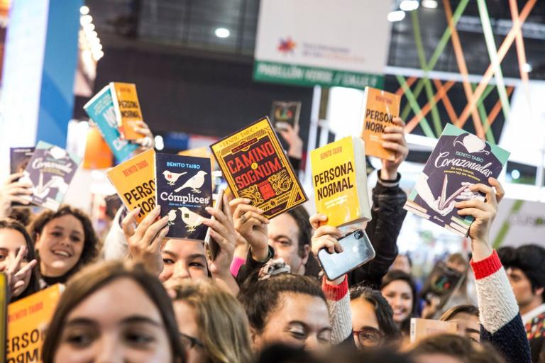 Público lota os primeiros dias da Feira do Livro de Buenos Aires que segue com a sua programação até o próximo dia 13 | © Divulgação Público lota os primeiros dias da Feira do Livro de Buenos Aires que segue com a sua programação até o próximo dia 13 | © Divulgação