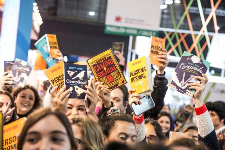 Público lota os primeiros dias da Feira do Livro de Buenos Aires que segue com a sua programação até o próximo dia 13 | © Divulgação