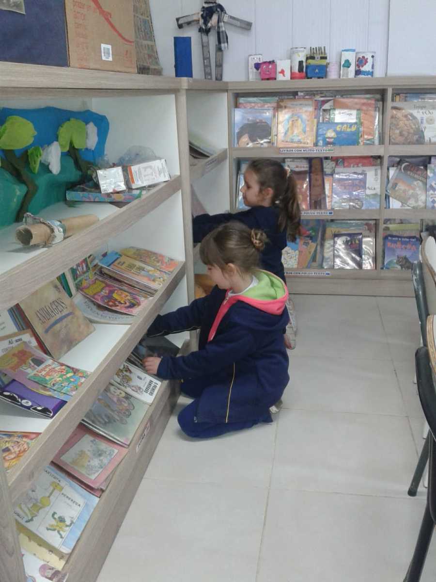 Biblioteca da Escola Municipal de Ensino Fundamental Santa Lúcia (Caxias do Sul - RS)