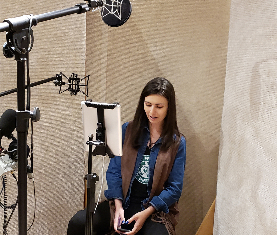 Nathalia Arcuri gravando a versão em áudio de