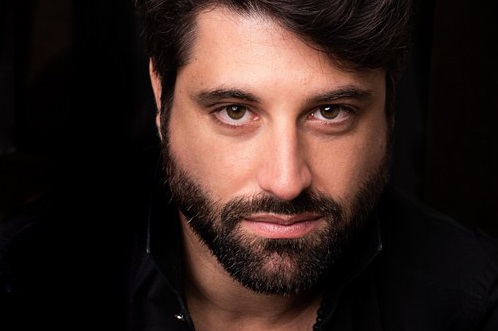 Alfredo Soares mostra que é bom vendedor! | © Patrícia Maqueda