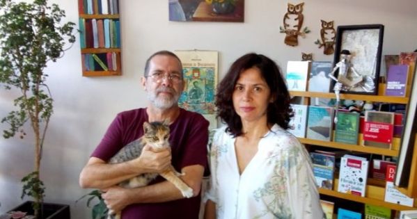 Luciano Gonçalves e Mariana Ribeiro, donos do sebo Gregas e Troianas, em Rezende, no interior fluminense | © Reprodução 
