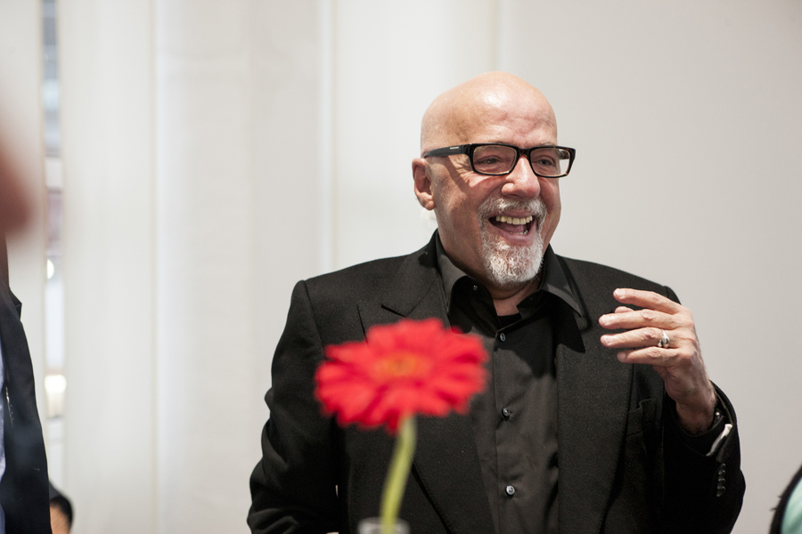 Paulo Coelho quer incentivar o empoderamento digital de jovens brasileiros | Niels Akermann