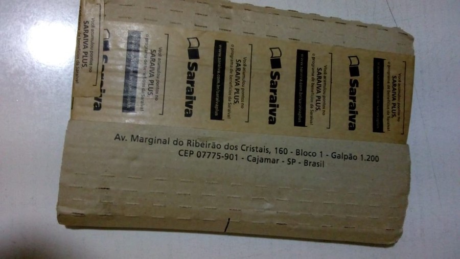 O livro comprado pelo site da Amazon veio embalado na caixa da Saraiva e com fita adesiva da varejista | Cristiano Santos O livro comprado pelo site da Amazon veio embalado na caixa da Saraiva e com fita adesiva da varejista | Cristiano Santos