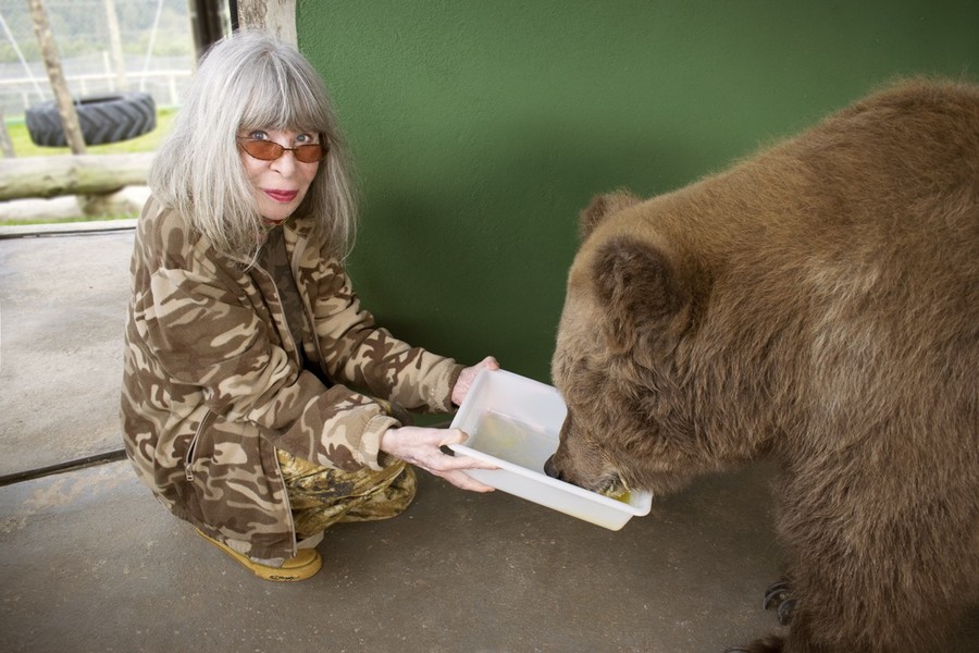 Rita Lee alimentando a ursa Marsha em refúgio no interior de SP | Divulgação / Globo Livros