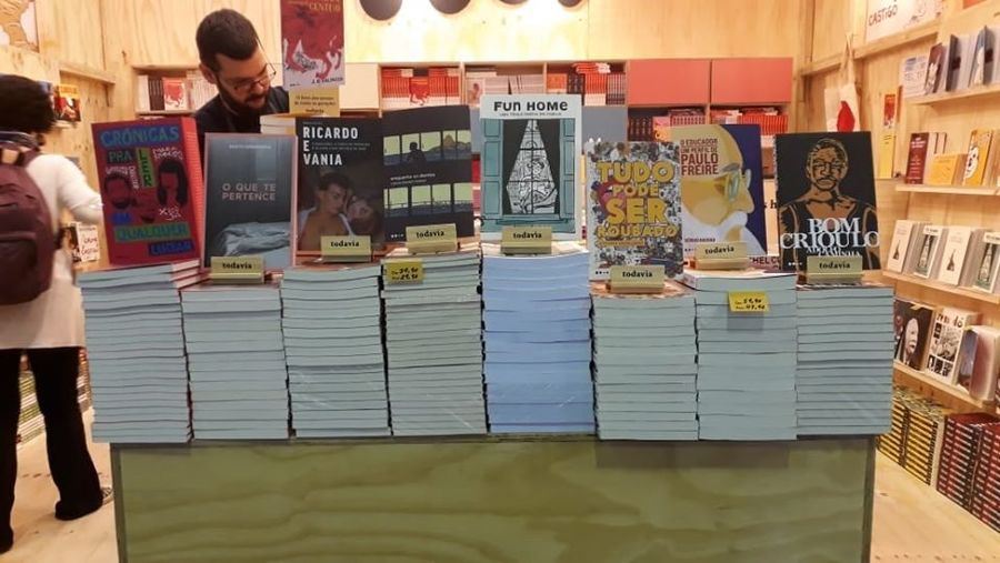 Estande da Todavia trouxe para a frente os livros de temática LGBT | © Redes sociais da editora