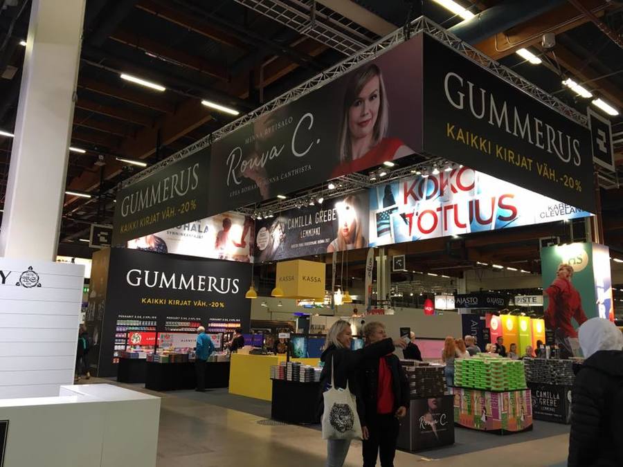 A Gummerus Kustannus marcou presença com seu estande na Feira do Livro de Helsinque em 2018 | © Reprodução Facebook