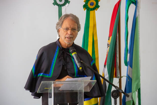 Mia Couto recebeu o título de doutor honoris causa pela UnB | © André Gomes / Secom UnB