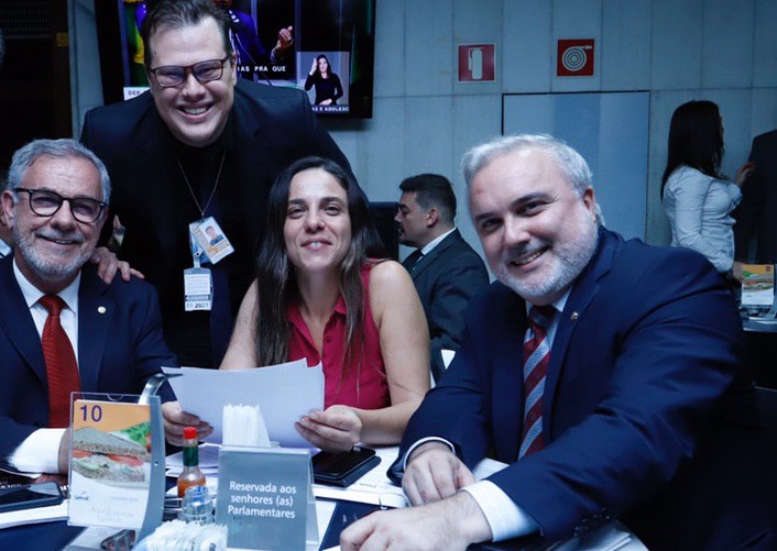 Sentados, os parlamentares Waldenor Pereira, Fernanda Melchionna e Jean Paul Prates. Em pé, Ricardo Borges, secretário-executivo da Frente | © Divulgação Sentados, os parlamentares Waldenor Pereira, Fernanda Melchionna e Jean Paul Prates. Em pé, Ricardo Borges, secretário-executivo da Frente | © Divulgação