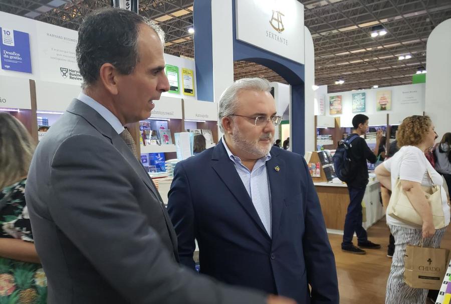 Marcos da Veiga Pereira, presidente do SNEL, e o senador Jean Paul Prates durante a visita à Bienal Internacional do Livro do Rio de Janeiro | Divulgação