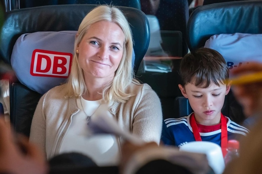 Princesa Mette-Marit, embaixadora da literatura norueguesa, chegou ontem em Frankfurt a bordo de um trem da Deutsche Bahn | Heiko Junge / NTB / Corte Real