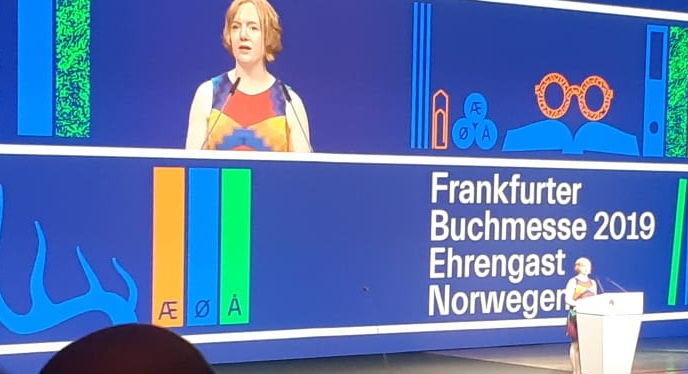 Torta de climão: escritora Erika Fatland puxa a orelha da primeira-ministra da Noruega durante a cerimônia de abertura da Feira do Livro de Frankfurt | Leonardo Neto