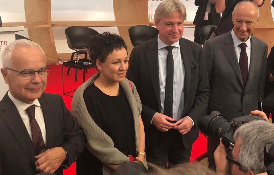 Heinrich Riethmüller, Juergen Boos, Olga Tokarczuk e Francis Gurry na coletiva para a imprensa na Feira de Frankfurt 2019