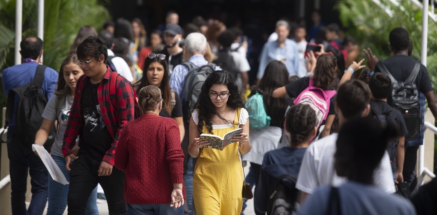 Leitoras são a maioria entre os frequentadores tanto da Bienal do Rio (na foto) quanto da Flup | Divulgação / Bienal Leitoras são a maioria entre os frequentadores tanto da Bienal do Rio (na foto) quanto da Flup | Divulgação / Bienal