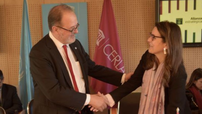 José Borghino, secretário geral da IPA, e Marianne Ponsford, diretora do Cerlalc, durante a assinatura do acordo | Divulgação