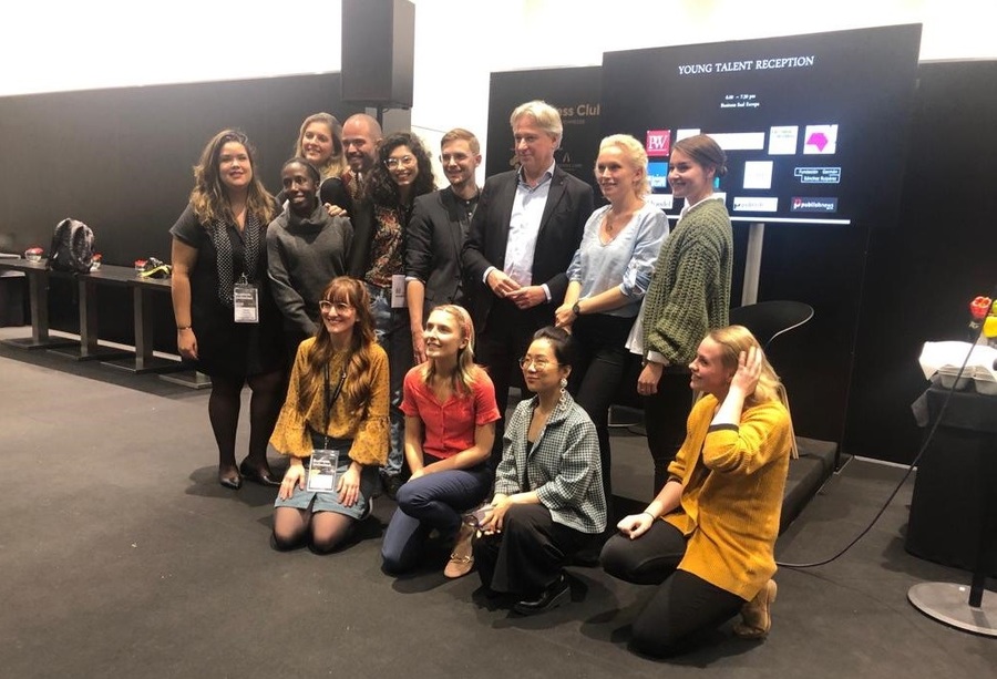 Carolina Rocha junto com os outros jovens talentos premiados e o diretor geral da Feira do Livro de Frankfurt Juergen Boos | © Maju Alves