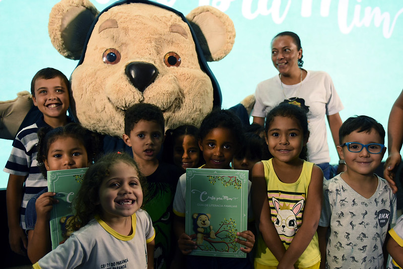 Crianças e o mascote do programa Conta pra Mim | © Gabriel Jabur / MEC