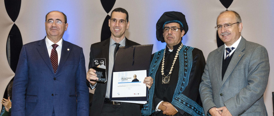 O professor Paulo Henrique Faria Nunes (ao centro com troféu e placa) durante a entrega do Prêmio Manuel Guerreiro | © Divulgação / Universidade de Algarve