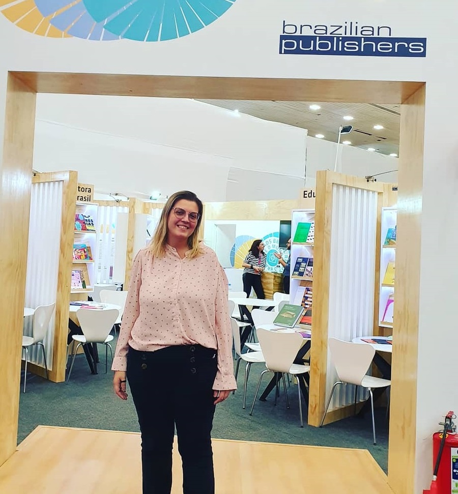Talita Camargo, pela primeira vez com a sua distribuidora 2Books em Guadalajara Talita Camargo, pela primeira vez com a sua distribuidora 2Books em Guadalajara