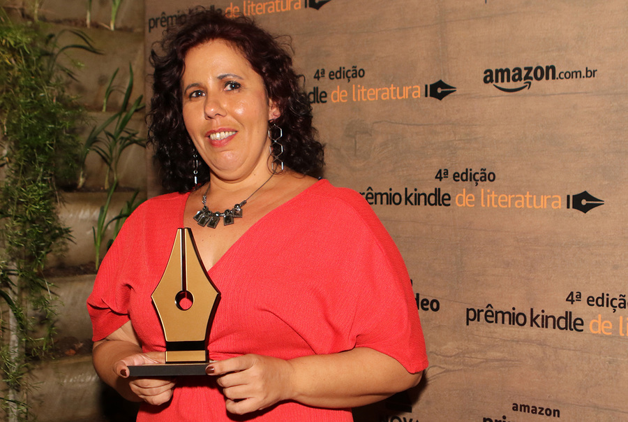 Barbara Nonato é a ganhadora do Prêmio Kindle de Literatura e terá o seu livro,