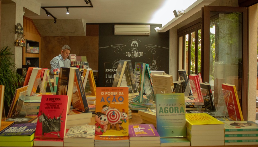 Varejo de livros em fevereiro apresenta discreto crescimento em relação a 2019 | © Cris Vieira / Divulgação / Livraria do Comendador Varejo de livros em fevereiro apresenta discreto crescimento em relação a 2019 | © Cris Vieira / Divulgação / Livraria do Comendador