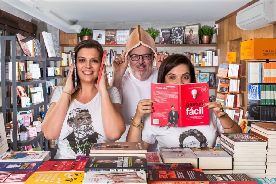 Talita (à esquerda), Ivo e Carol, uma dinastia de livreiros preocupada com o futuro do seu negócio | © Divulgação Talita (à esquerda), Ivo e Carol, uma dinastia de livreiros preocupada com o futuro do seu negócio | © Divulgação