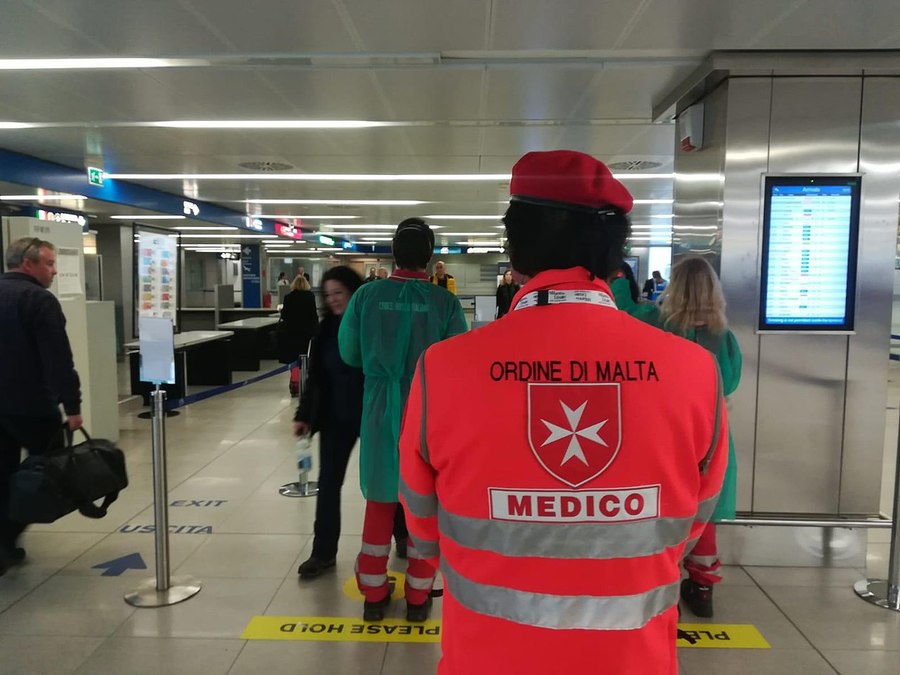 Voluntários da Defesa Civil Italiana no controle sanitário do Aeroporto de Milão | © Departamento de Defesa Civil / WikiCommon