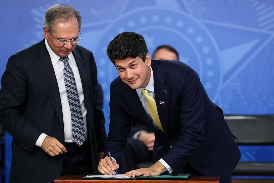 Paulo Guedes e Gustavo Montezano recebem ofícios assinados conjuntamente por entidades do livro | © Marcos Corrêa / Presidência da República