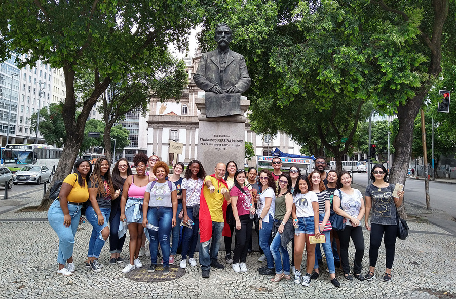 Grupo do primeiro Walking Tour reunido no Monumento ao Prefeito Francisco Pereira Passos | © Divulgação Grupo do primeiro Walking Tour reunido no Monumento ao Prefeito Francisco Pereira Passos | © Divulgação