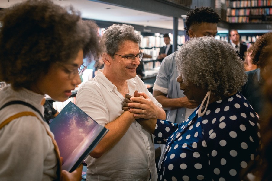 Bastidores da novela Bom Sucesso, quando o diretor artístico Luiz Henrique Rios agradece a participação da escritora Conceição Evaristo | © Fabiano Battaglin / Gshow Bastidores da novela Bom Sucesso, quando o diretor artístico Luiz Henrique Rios agradece a participação da escritora Conceição Evaristo | © Fabiano Battaglin / Gshow