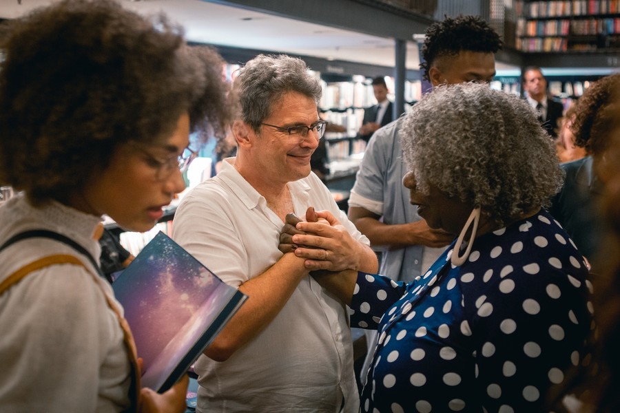 Bastidores da novela Bom Sucesso, quando o diretor artístico Luiz Henrique Rios agradece a participação da escritora Conceição Evaristo | © Fabiano Battaglin / Gshow