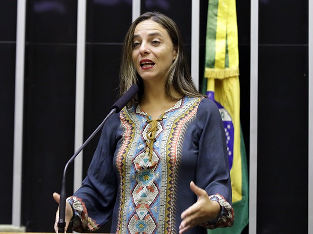 A deputada Fernanda Melchionna (Psol-RS) é a autora do PL 2604/2020 que quer facilitar o acesso de livrarias e editoras a linhas especiais de crédito durante a pandemia | © Ag. Câmara A deputada Fernanda Melchionna (Psol-RS) é a autora do PL 2604/2020 que quer facilitar o acesso de livrarias e editoras a linhas especiais de crédito durante a pandemia | © Ag. Câmara
