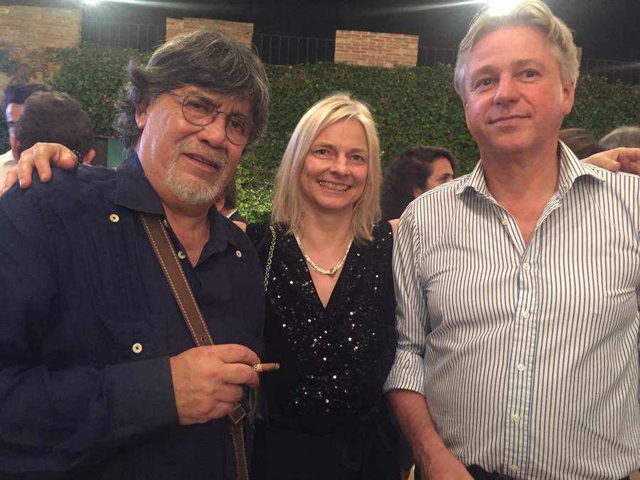 Sepúlveda, Nicole e Juergen Boos (diretor da Feira do Livro de Frankfurt) no 50º aniversário da Tusquets, em Barcelona | Acervo pessoal
