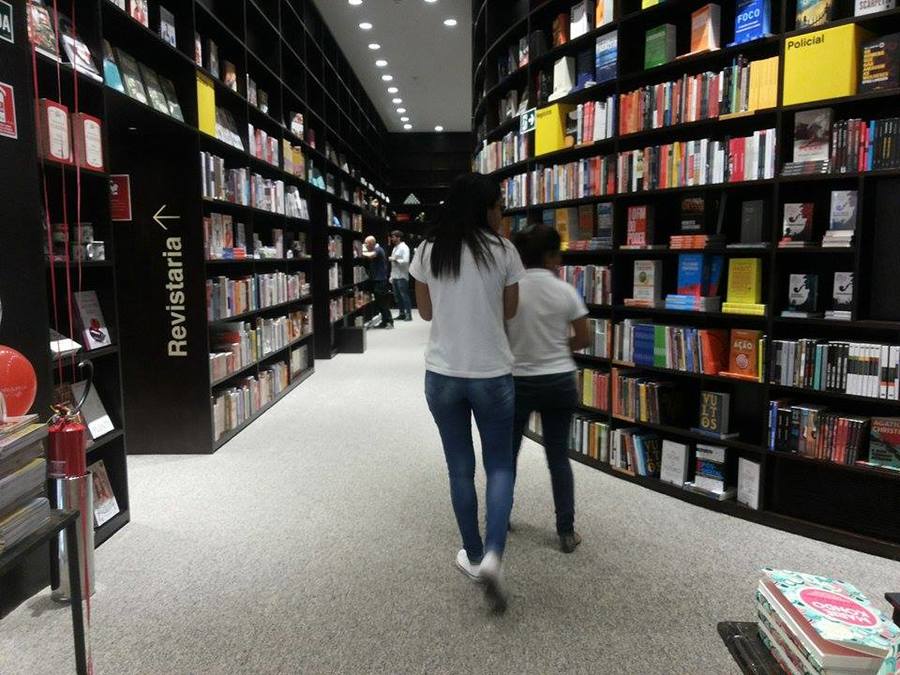 Varejo de livros cai 36,2% em maio, segundo GfK | © Telma Kobori Varejo de livros cai 36,2% em maio, segundo GfK | © Telma Kobori