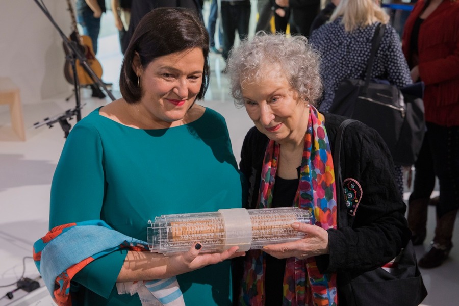 A escritora canadense Margaret Atwood e a editora Caroline Fortin, responsável pela programação do Canadá em Frankfurt, na cerimônia de entrega do ‘Guest Scroll’, recebido das mãos dos representantes da Noruega, país homenageado na Feira de 2019 | © Divulgação