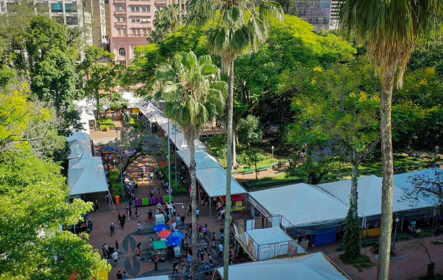 A Feira do Livro de Porto Alegre, que tradicionalmente ocupa a Praça da Alfândega, no centro da capital gaúcha, terá que ser virtual em 2020 | © Divulgação A Feira do Livro de Porto Alegre, que tradicionalmente ocupa a Praça da Alfândega, no centro da capital gaúcha, terá que ser virtual em 2020 | © Divulgação