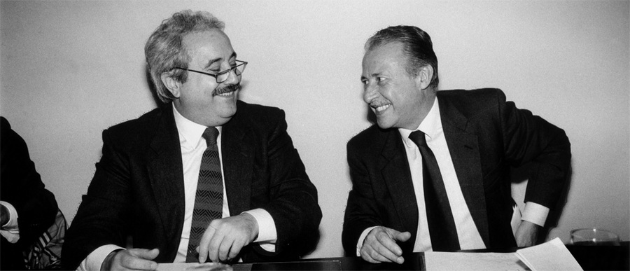 Borsellino e Falcone, ambos assassinados pela máfia Cosa Nostra em 1992, são temas de um dos títulos que estreou na Lista dos Mais Vendidos desta semana | © Tony Gentile / Wikipedia Borsellino e Falcone, ambos assassinados pela máfia Cosa Nostra em 1992, são temas de um dos títulos que estreou na Lista dos Mais Vendidos desta semana | © Tony Gentile / Wikipedia