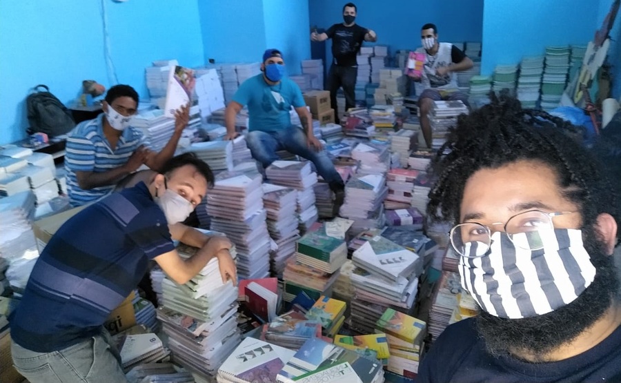 ONG Cia das Artes recebendo a doação | © Divulgação