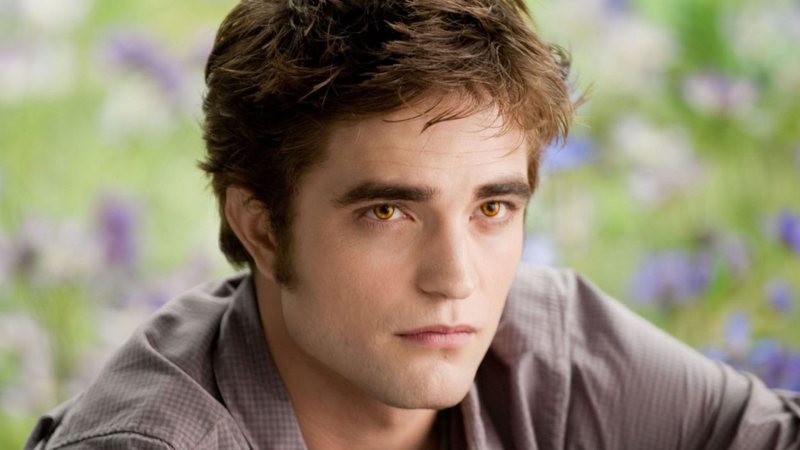 Robert Pattinson viveu o vampiro Edward nos cinemas. 'Sol da meia-noite' é narrado sob o ponto de vista do personagem Robert Pattinson viveu o vampiro Edward nos cinemas. 'Sol da meia-noite' é narrado sob o ponto de vista do personagem