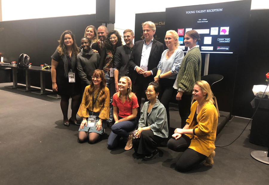 Jovens Talentos do Brasil e do mundo junto com Juergen Boos, presidente da Feira do Livro de Frankfurt