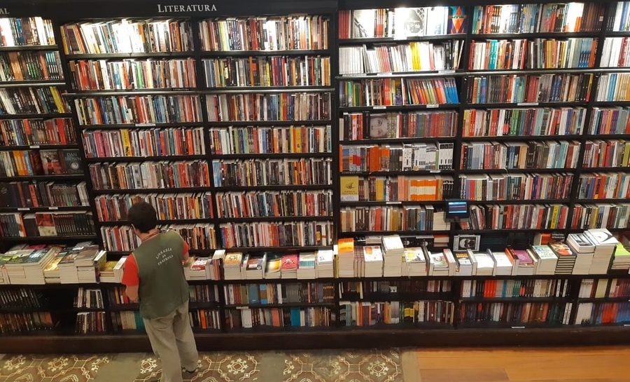 Livreiro organiza estante na Livraria da Travessa de Botafogo | © Leonardo Neto