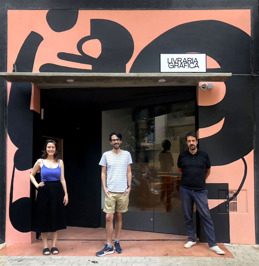 Cecilia Arbolave, João Varella e Gustavo Piqueira diante da Livraria Gráfica | © Ale Kalko / Divulgação Cecilia Arbolave, João Varella e Gustavo Piqueira diante da Livraria Gráfica | © Ale Kalko / Divulgação