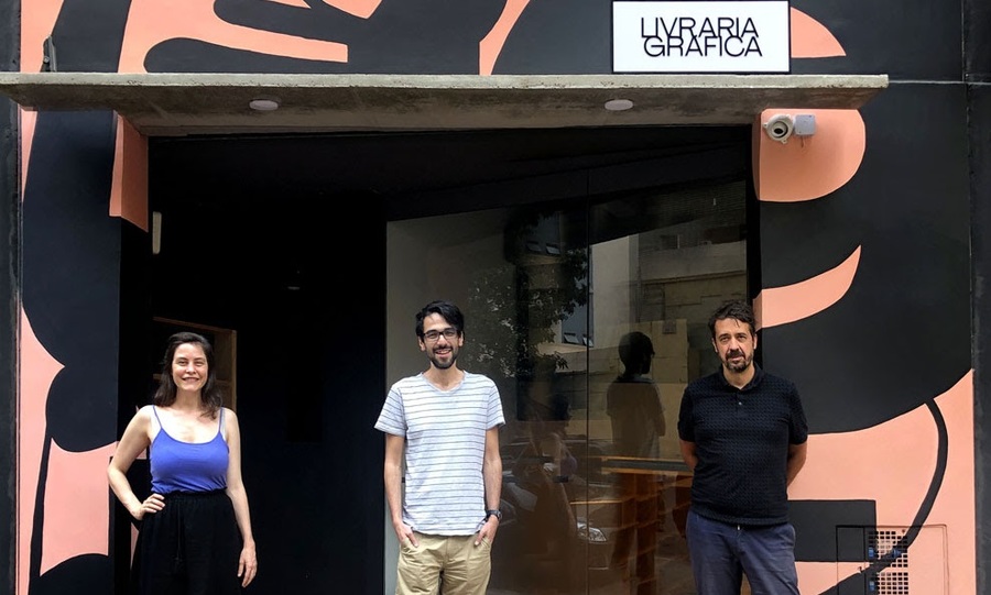 Cecilia Arbolave, João Varella e Gustavo Piqueira diante da Livraria Gráfica | © Ale Kalko / Divulgação