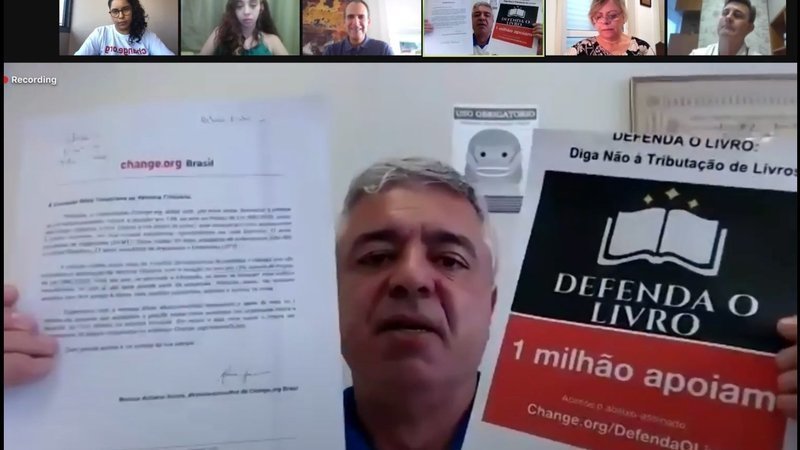 Senador major Olímpio (PSL-SP) recebeu o calhamaço virtual com mais de 52 mil páginas reunindo mais de um milhão de assinaturas de pessoas contrárias à tributação do livro | © Reprodução Site Change.org Senador major Olímpio (PSL-SP) recebeu o calhamaço virtual com mais de 52 mil páginas reunindo mais de um milhão de assinaturas de pessoas contrárias à tributação do livro | © Reprodução Site Change.org